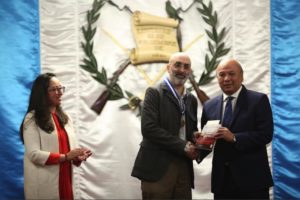 eduardo_halfon_dona_su_premio
