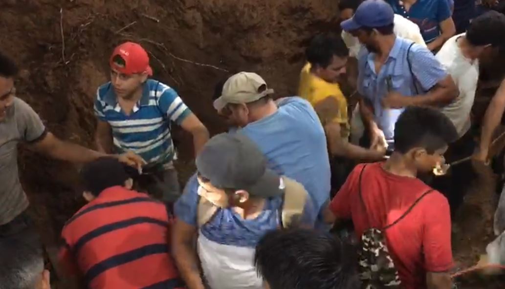 Cuerpos de tres trabajadores soterrados en Retalhuleu son rescatados