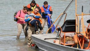 Migrantes centroamericanos en frontera entre México y EE.UU.