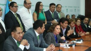 Sandra Torres, candidata presidenciable brinda conferencia de prensa.