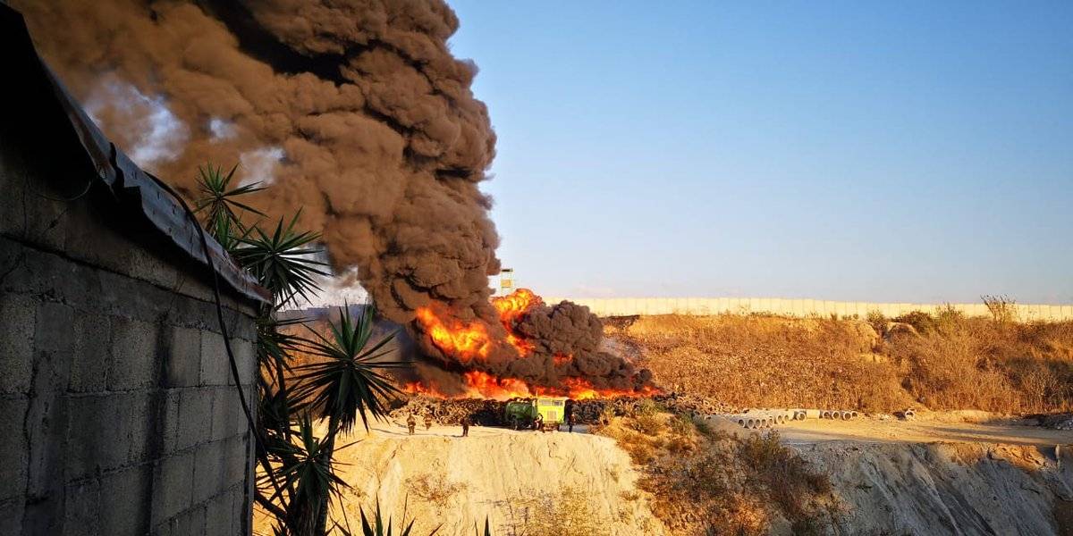 Se registra incendio de grandes proporciones a un costado del basurero de zona 3