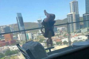Monterrey-Nuevo León-joven-cae-terraza-balcón-practicaba-yoga-libre