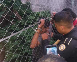 PNC-evita-que-un-hombre-se-lance-de-un-puente-en-Mazatenango