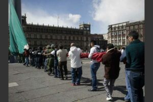 bandera_mexico_zocalo_soldados_civiles_guatemala_soy502