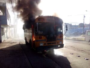 incendio-de-bus-escolar-en-Mixco