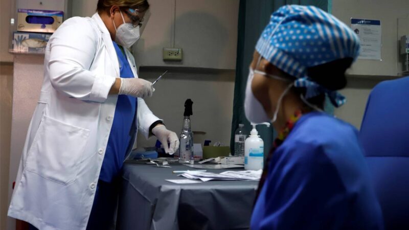 TRABAJADORES DE LA SALUD EN PUERTO RICO DUERMEN AFUERA A LA ESPERA PARA VACUNARSE