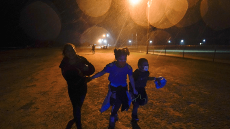 Administración Biden cerrará algunos refugios de emergencia para niños migrantes no acompañados