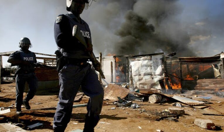 MÁS DE 30 MUERTOS EN OLA DE VIOLENCIA EN SUDÁFRICA