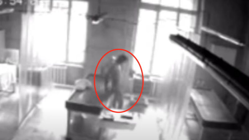(VIDEO) Hombre muerto poniéndose de pie en una morgue es captado por una cámara de seguridad