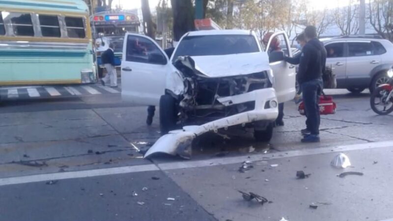 Inusual percance en zona 9: piloto de bus choca a un carro, huye y luego regresa