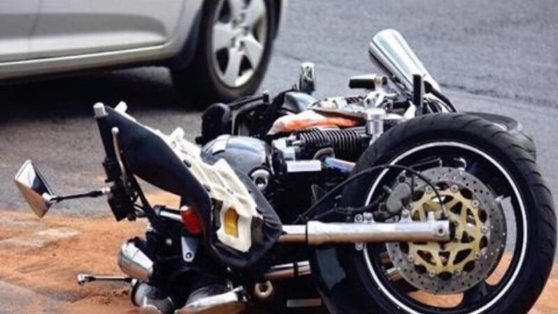 Motoristas vuelan por el aire tras accidente en El Naranjo (video)