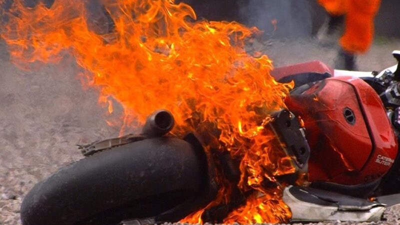 (video) Abandona una motocicleta, le prende fuego y huye en la calzada La Paz