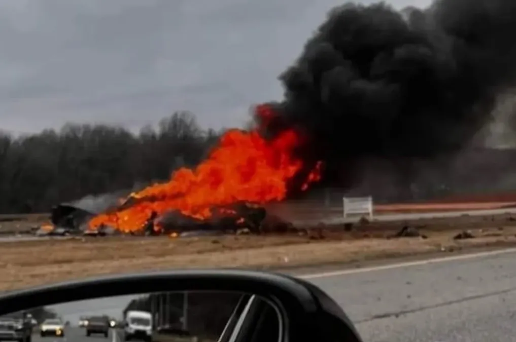#VIDEO l Helicóptero militar cayó sobre una autopista en EUA y murieron todos sus tripulantes