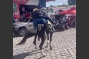 guatemala_chiquimula_desfile_hipico_video_viral_caida