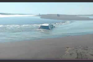 lujosa_camioneta_arrastrada_mar_playa_guatemala_