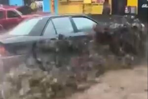 lluvias_inundaciones_carros