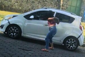 mujer_destroza_carro_amatitlan_estadio_guillermo_slowing_